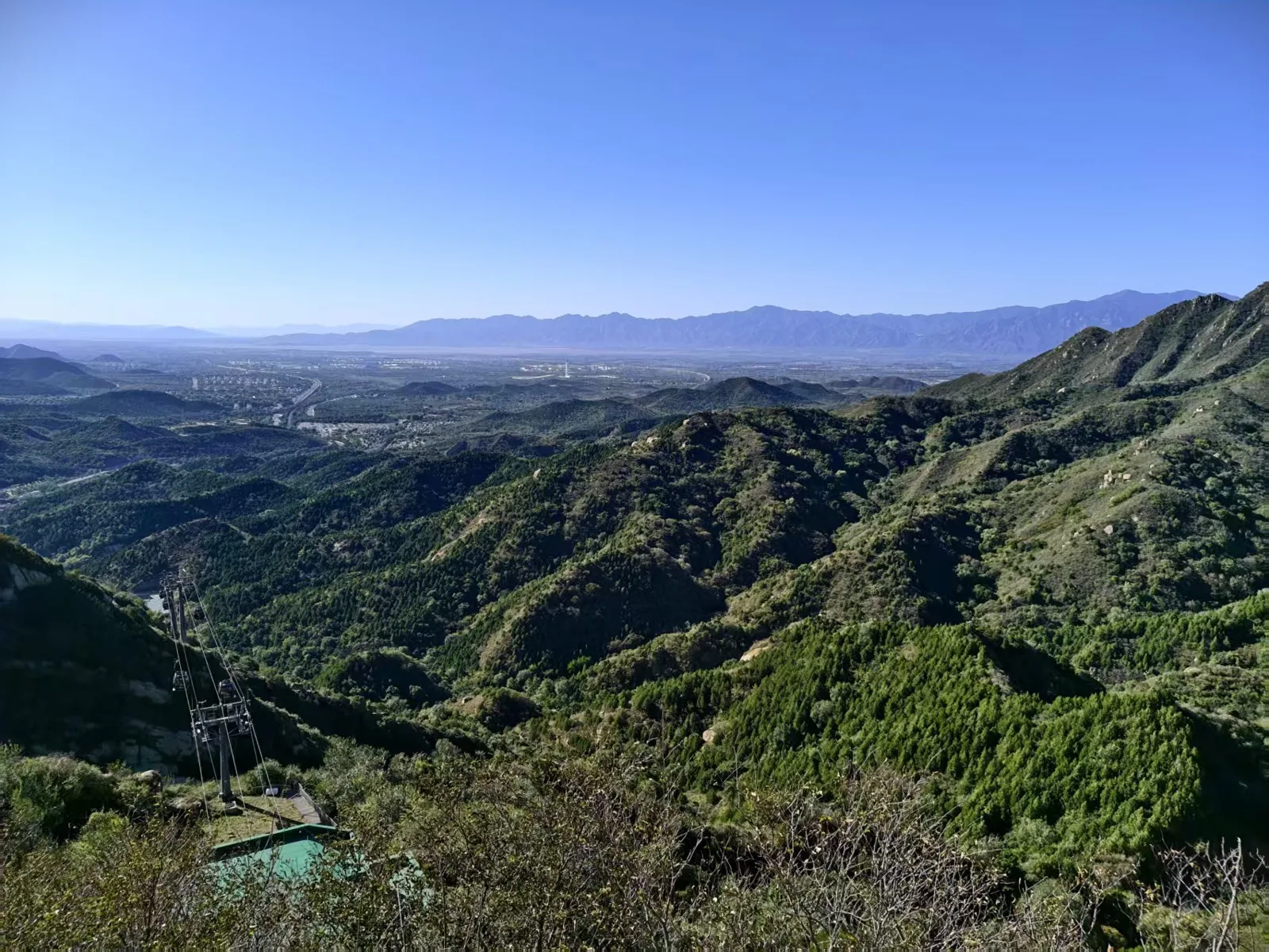 从高处远眺群山